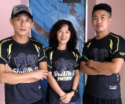 雙溪男女籃教練檔許瑜宗（左）、鍾嘉祐（右）與校長溫芳蘭。