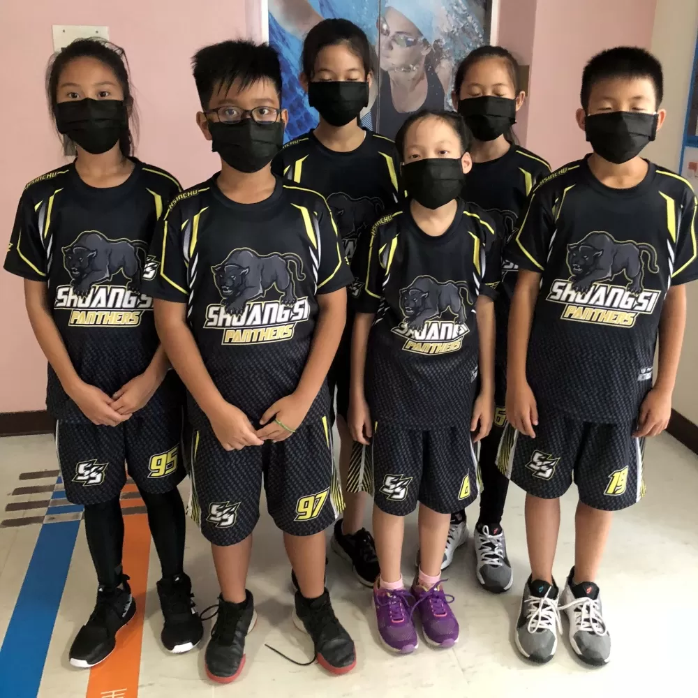 雙溪姊妹檔夏子棉、夏端彤（中2）、姊弟配邱雅翎與邱富暘（右1、  2）、邱艾淳與邱柏鈞（左1、2）。