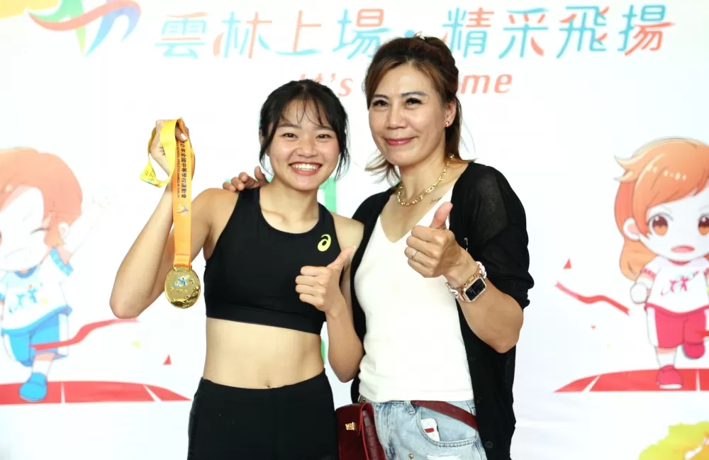 全中運高女400公尺新舊大會紀錄保持人麥寮高中楊睿萱、徐子茜相見歡。林嘉欣/攝影。