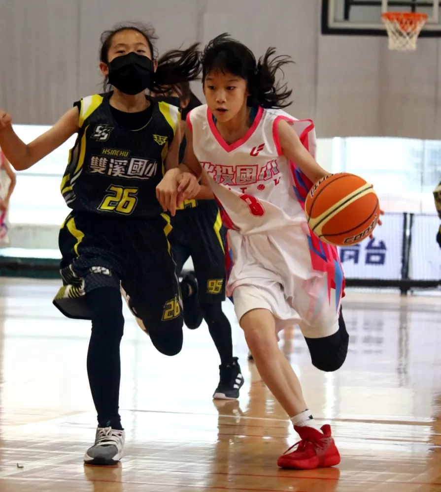 永和「一姊」呂均和運 球推進。