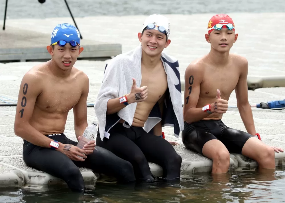 卓沛齊(左起)、卓承齊、曹鈞硯,完賽後一起在場邊放鬆。林嘉欣/攝影。