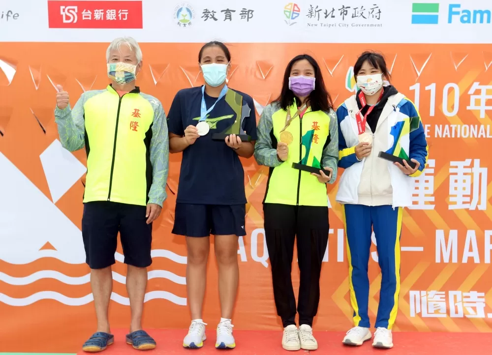基隆市鄧羽彣（右二）在全運公開水域賽勇奪三金。林嘉欣／攝影。