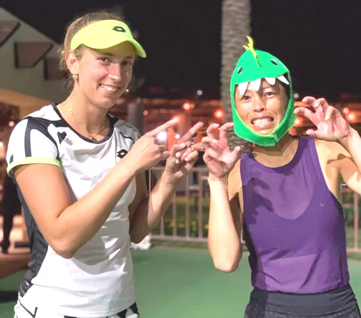 為完成一個女孩生日願望,謝淑薇上役晉四強後戴恐龍造型頭套受訪。謝政瀛提供。