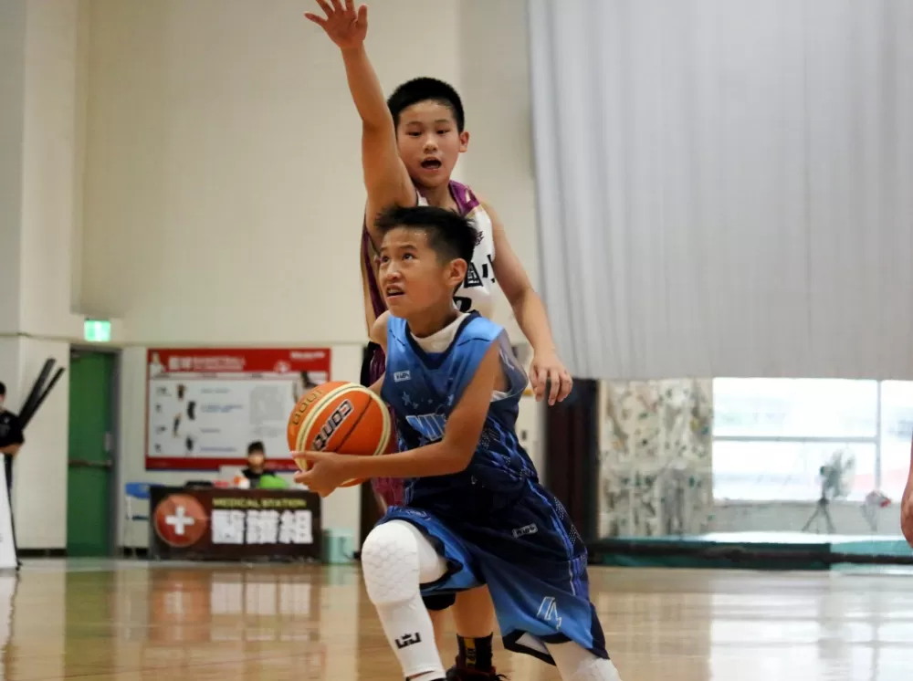 與大導演同名、老國手盧義信是他伯公的民生徐克（前）決賽兩戰各飆 16、8分。大會提供。下同。