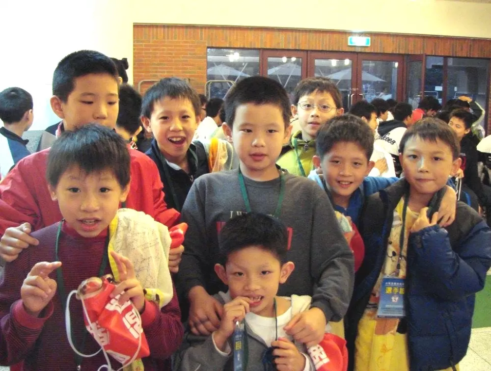 卓承齊（後排右二）和卓沛齊（前排右）兄弟小時候可愛的模樣。卓承齊／提供。