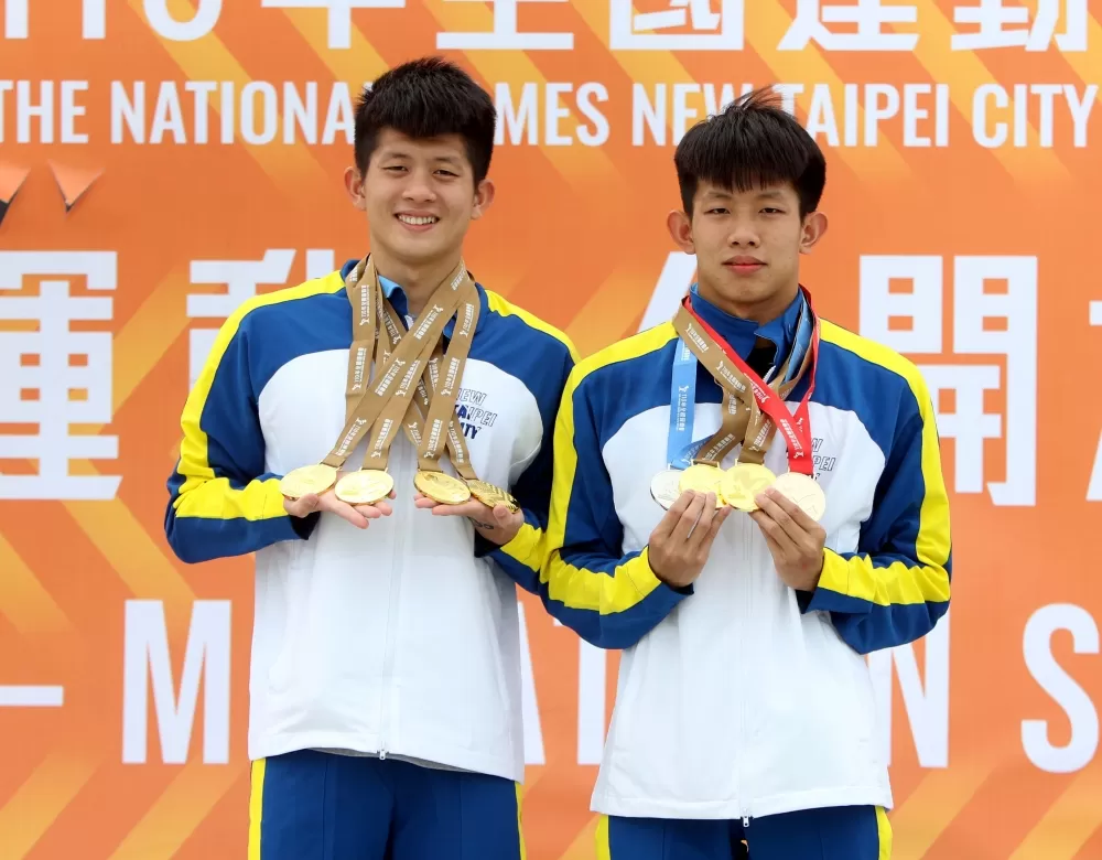 新北市卓承齊（左）和弟弟卓沛齊在公開水域拿下４金１銀。林嘉欣／攝影。