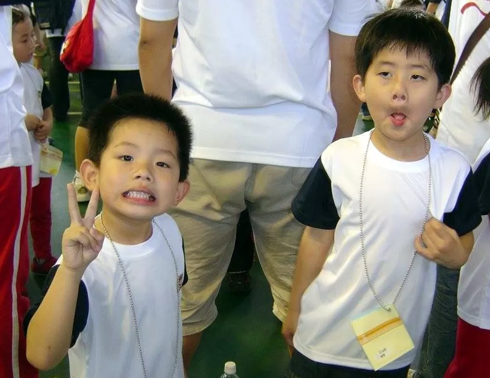 卓承齊（右）和卓沛齊兄弟小時候可愛的模樣。卓承齊／提供。