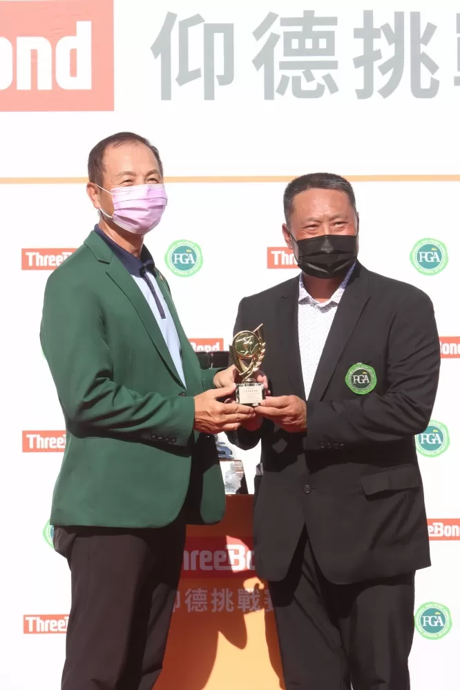 仰德育樂副總幹事與TPGA副理事長陳元車,頒感謝牌給花蓮高爾夫球場副總經理汪旋周(左)。