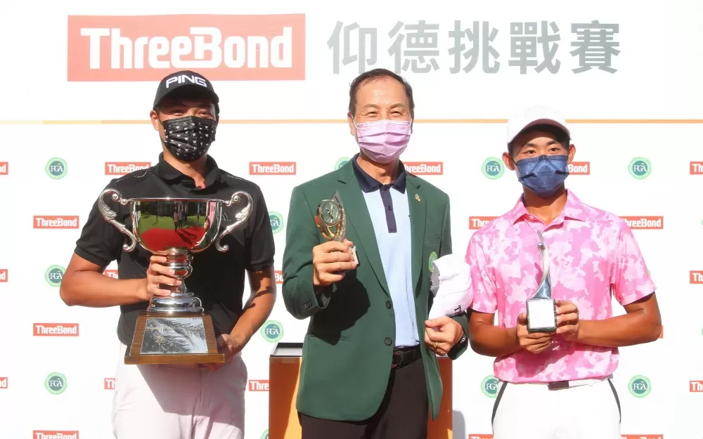 花蓮高爾夫球場副總經理汪旋周(中),和職業冠軍陳裔東(左)、業餘冠軍林薪祐合影。