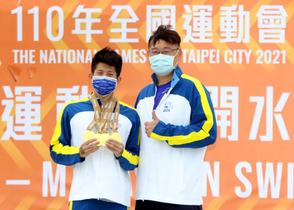 卓承齊很感謝教練劉曜彰(右)。林嘉欣/攝影。