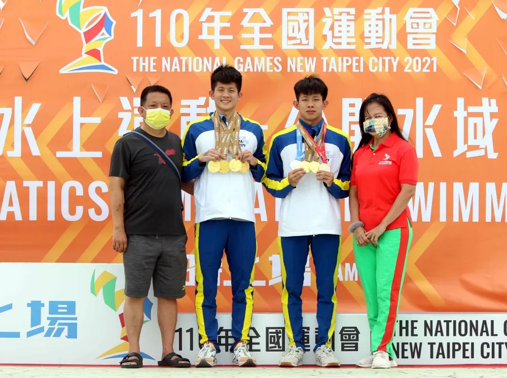 卓承齊(左二)和弟弟卓沛齊(右二)和雙親。林嘉欣/攝影。