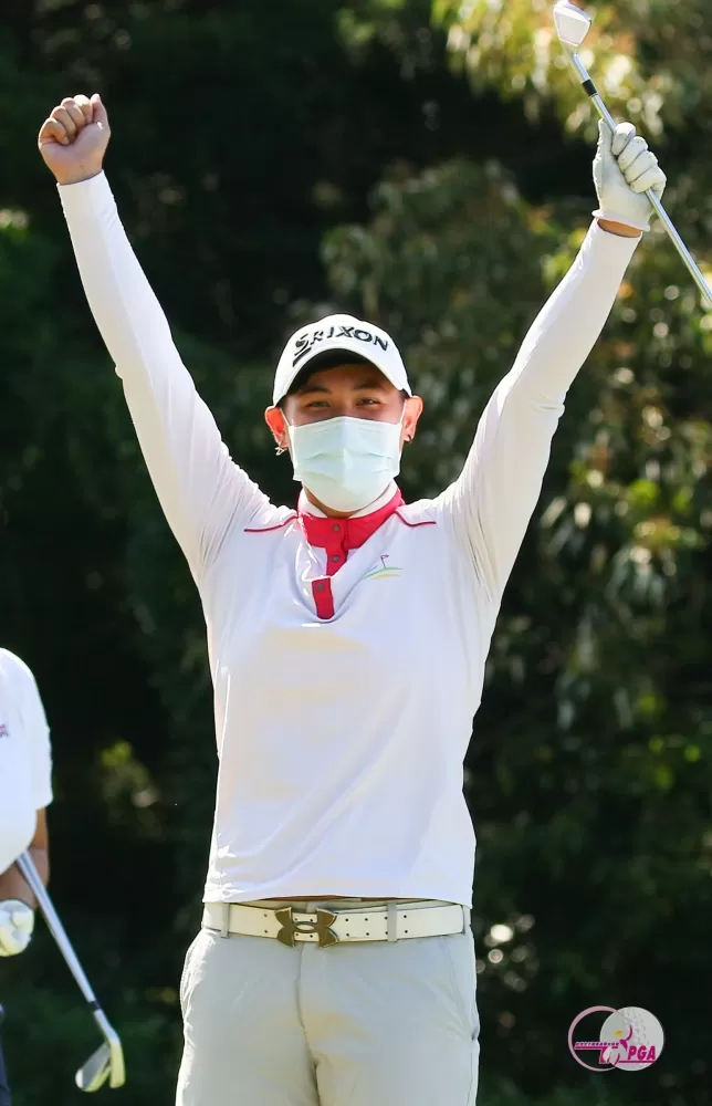 黃婉萍最終回合於第4洞打出一桿進洞,興奮的高舉雙手慶賀。