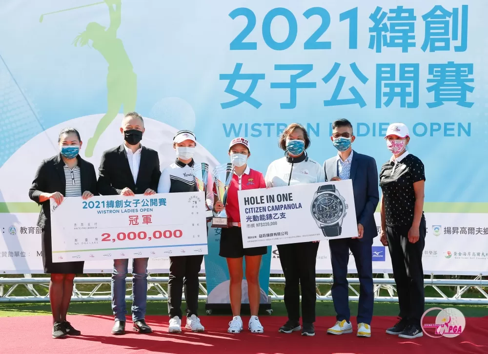 貴賓和優勝選手合影。