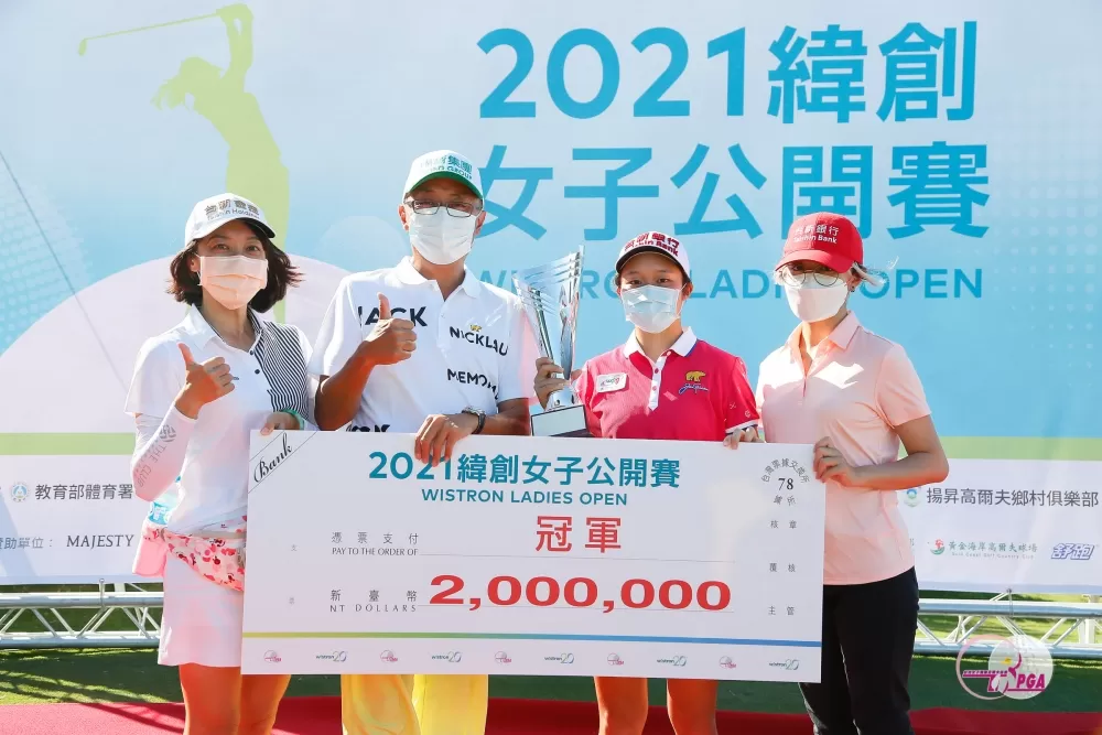 吳佳晏(右2)與家人分享冠軍喜悅一同合影。