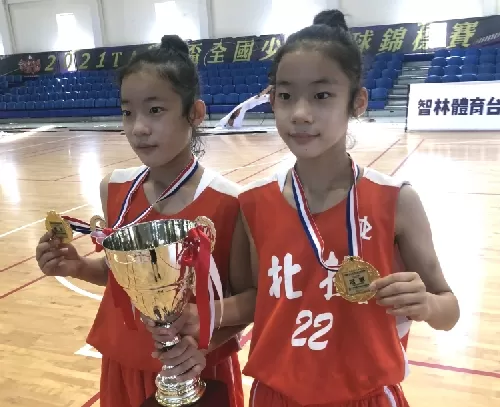 北投女籃日籍雙胞胎姊姊八田結希（左）、妹妹八田紗希模樣清新。