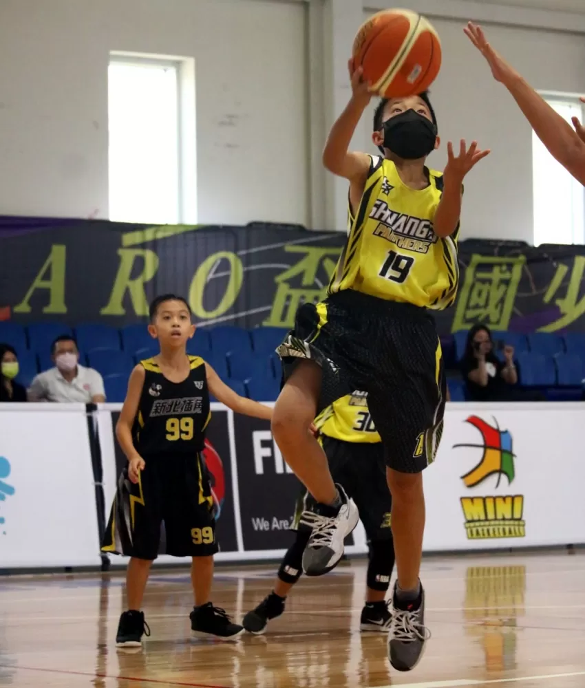 迷你組冠軍雙溪邱富暘攻下13分。