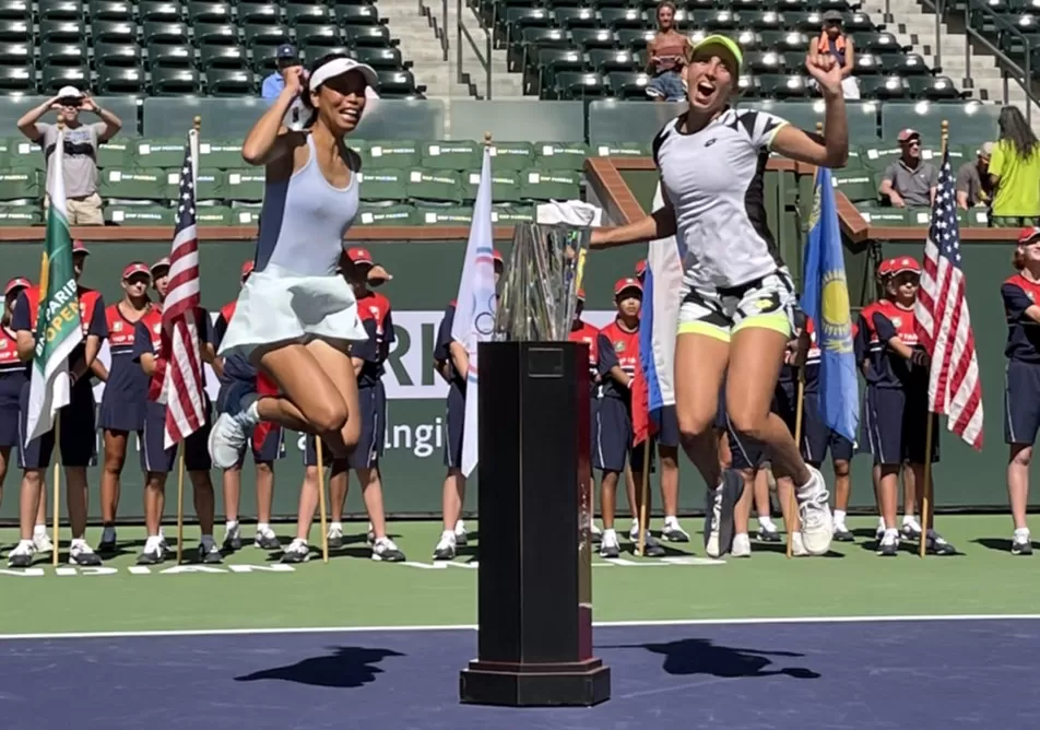 謝淑薇和比利時梅騰絲在印地安泉網賽開心封后。謝政瀛／攝影。