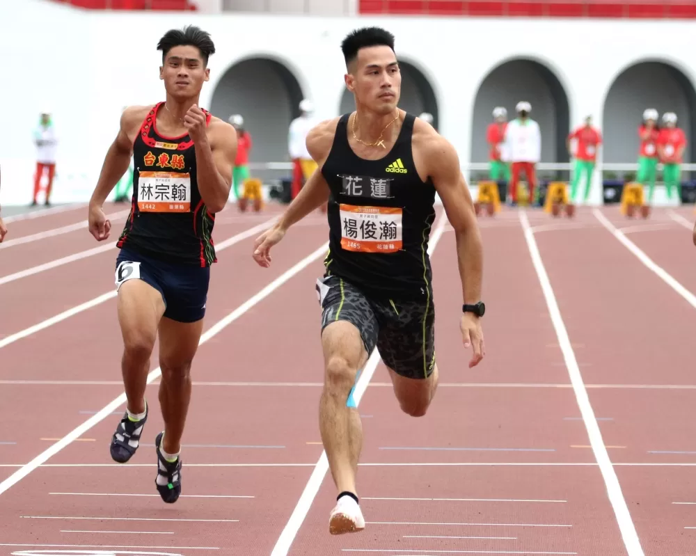 楊俊瀚(右)飆10.22,讓剛被林昱堂打破的大會紀錄失而復得。林嘉欣/攝影。