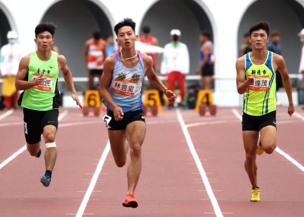 跳遠好手林昱堂(中)首度比全運100公尺,飆10.24破大會躍歷年第二傑。林嘉欣/攝影。