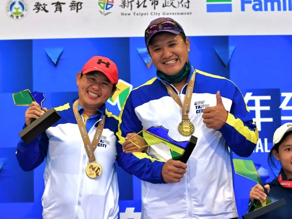 加起來68歲的新北陳麗如(左)和徒弟潘宇平,率新北拿下全運複合弓三面金牌。王子尹/攝影。