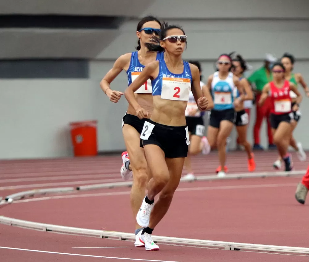 曹純玉(前)在女子1萬公尺,打破高懸12年大會紀錄。林嘉欣/攝影。