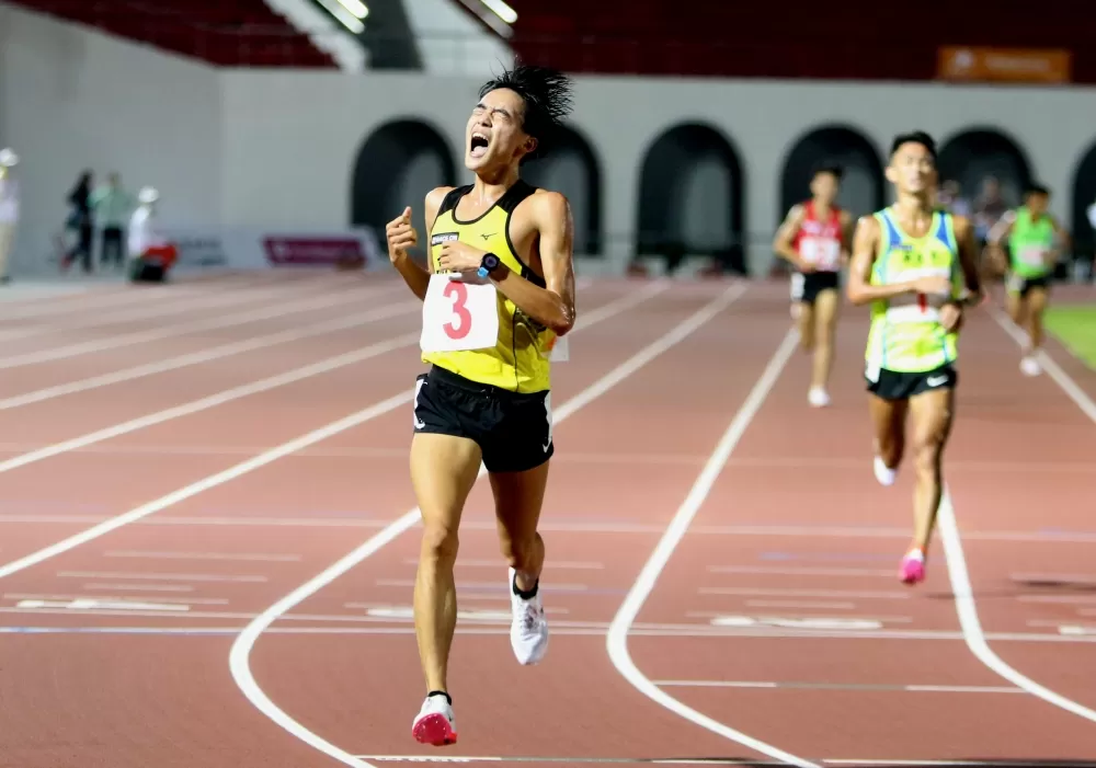 高雄市黃祥維(前)在男子1萬公尺首度稱王後激動大吼。林嘉欣/攝影。