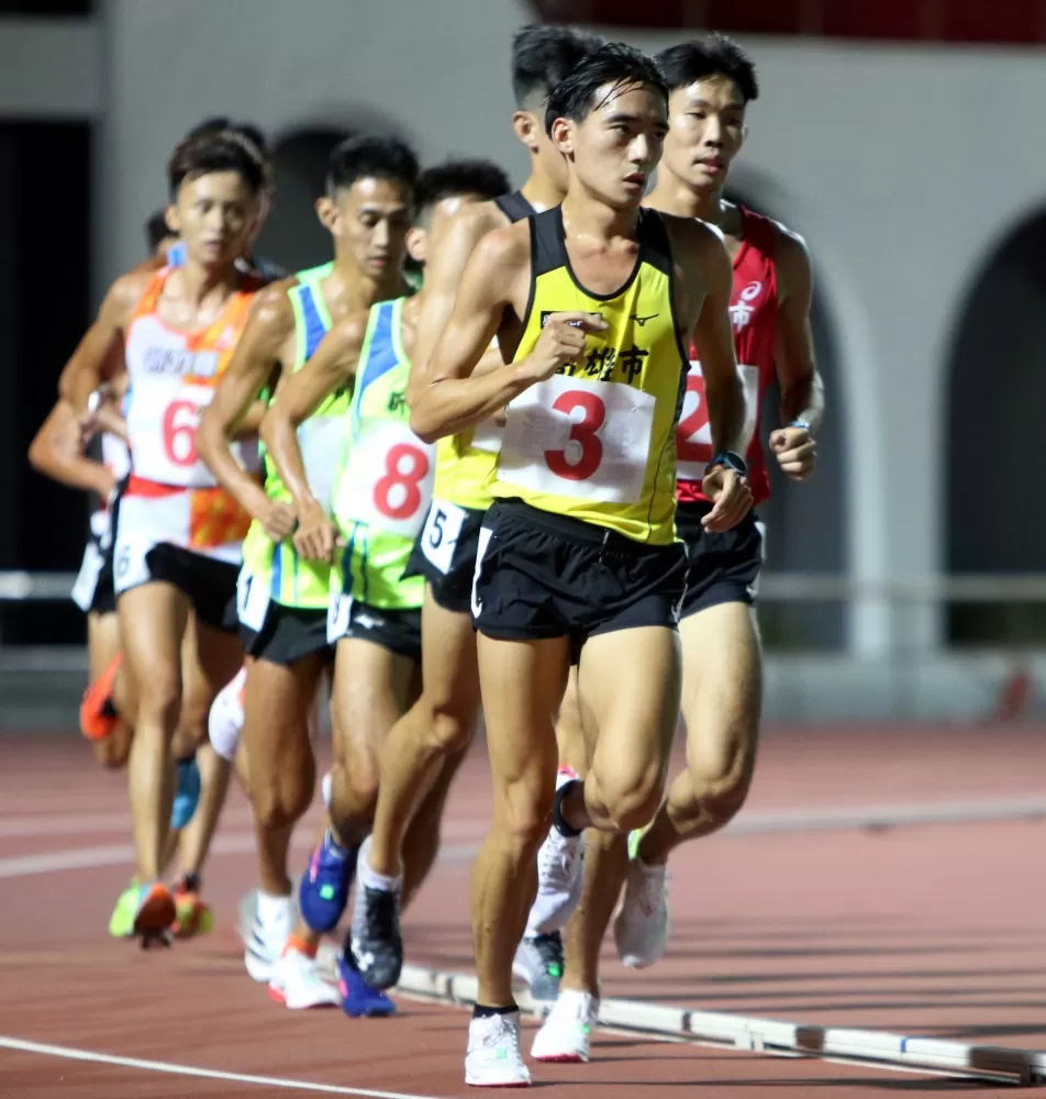高雄市黃祥維(前)在男子1萬公尺首度稱王。林嘉欣/攝影。