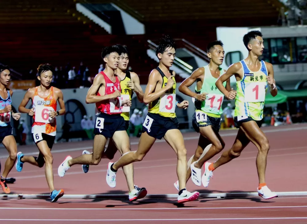 奪冠的黃祥維(右三)在兩位學長周庭印(右起)和蔣介文刺激下,創個人最佳。林嘉欣/攝影。