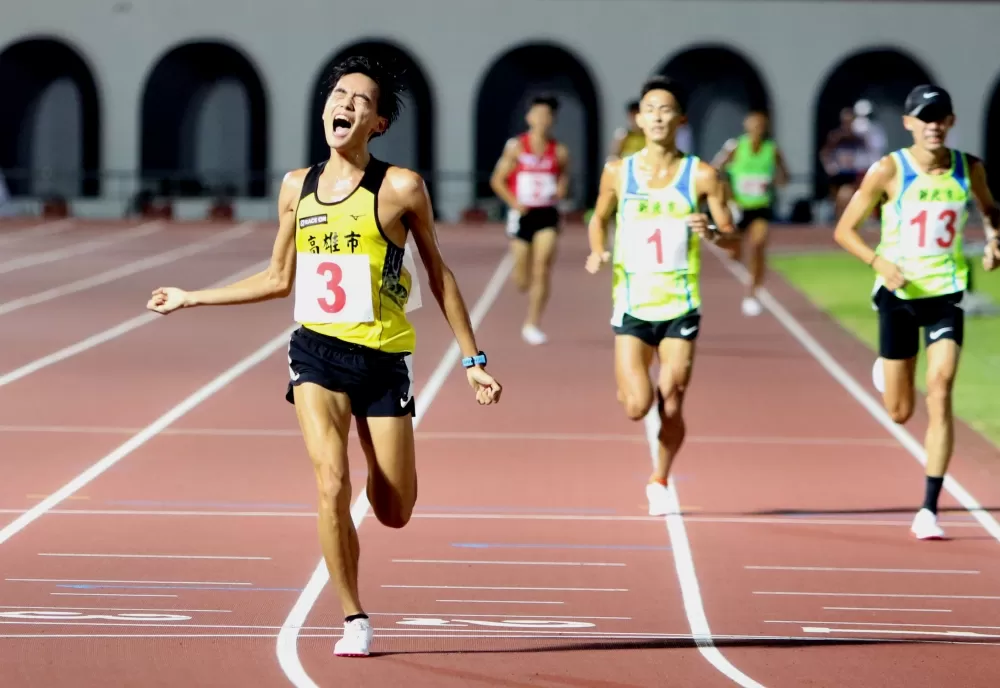高雄市黃祥維(前)在男子1萬公尺首度稱王後激動大吼。林嘉欣/攝影。