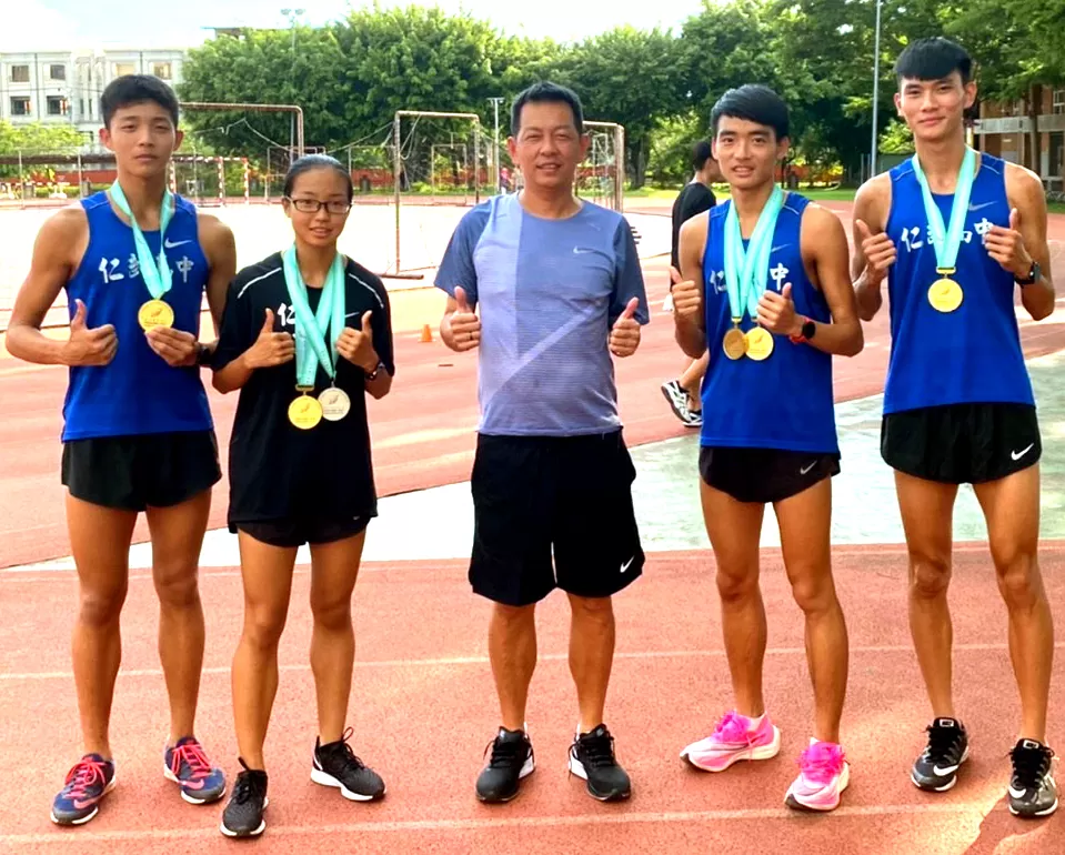 黃祥維(右二)、教練簡招旺(中)和隊友。黃祥維/提供。