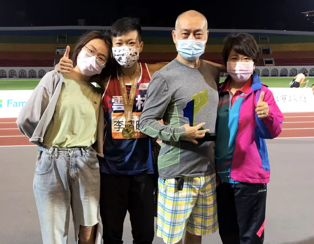 李晴晴(左二)將金牌和全國新猷送給今天生日的媽媽和家人。