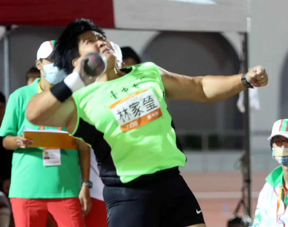 台中市林家瑩在全運女子鉛球寫史無前例的11連霸。林嘉欣／攝影。