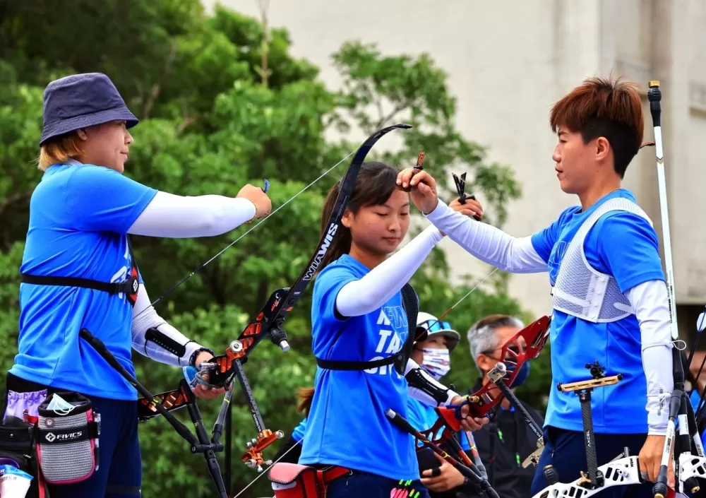 拿下兩金的新北市雷千瑩(右)和隊友互相加油打氣。陳紀瑋/攝影。