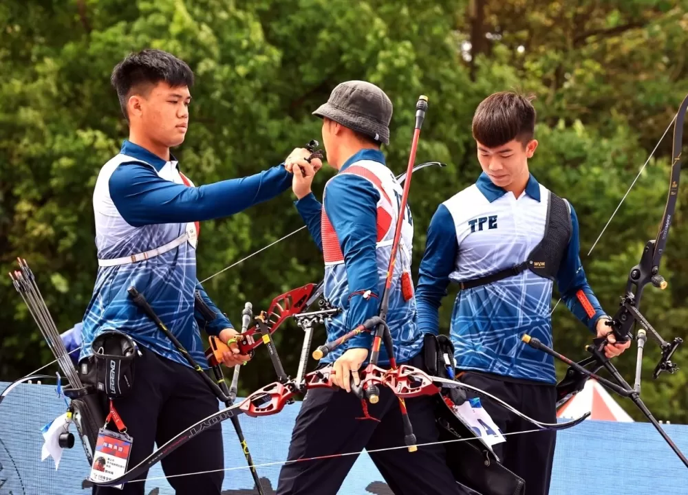 鄧宇成(右)領軍的台北市在反曲弓男團封王。陳紀瑋/攝影。