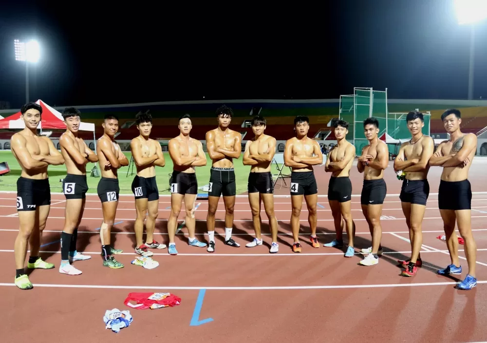 比完全運十項全能後,鐵人們開心化身猛男秀肌肉。林嘉欣/攝影。