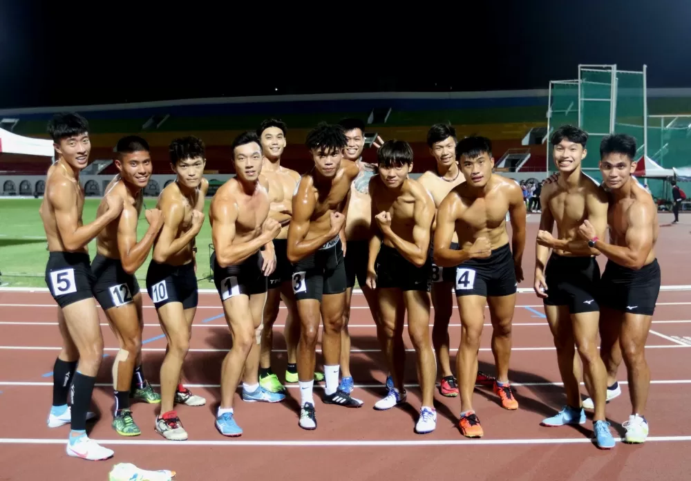 比完全運十項全能後,鐵人們開心化身猛男秀肌肉。林嘉欣/攝影。