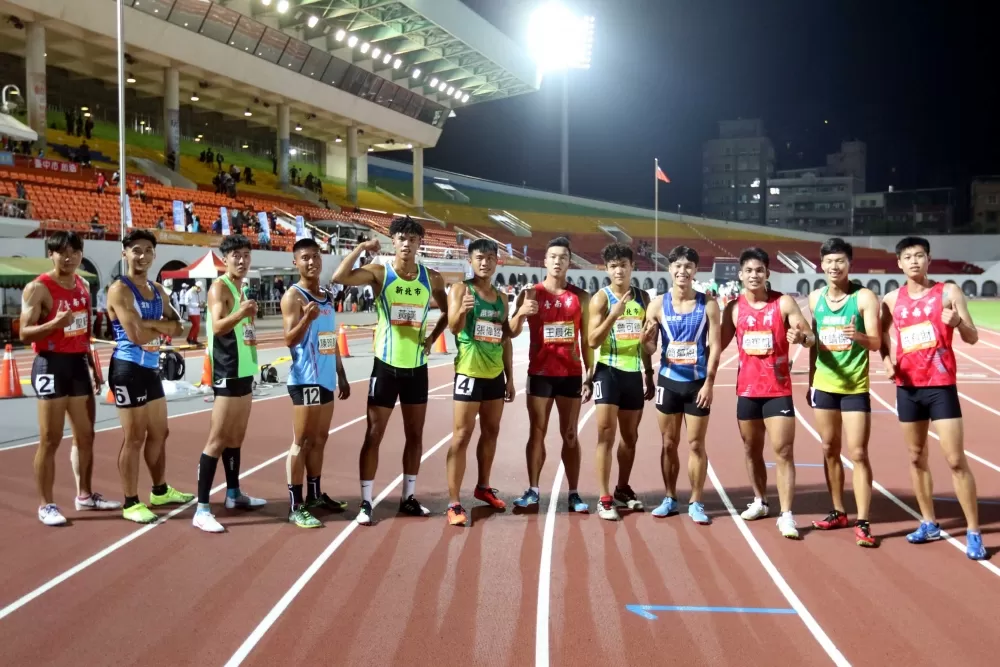 比完全運十項全能後,鐵人們開心大合照。林嘉欣/攝影。