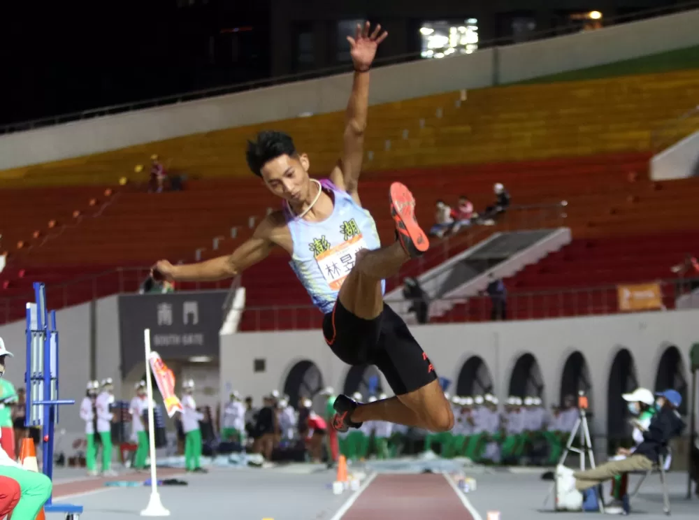 插花百公尺躍歷年第二傑的林昱堂，在全運跳遠破大會奪金。林嘉欣／攝影