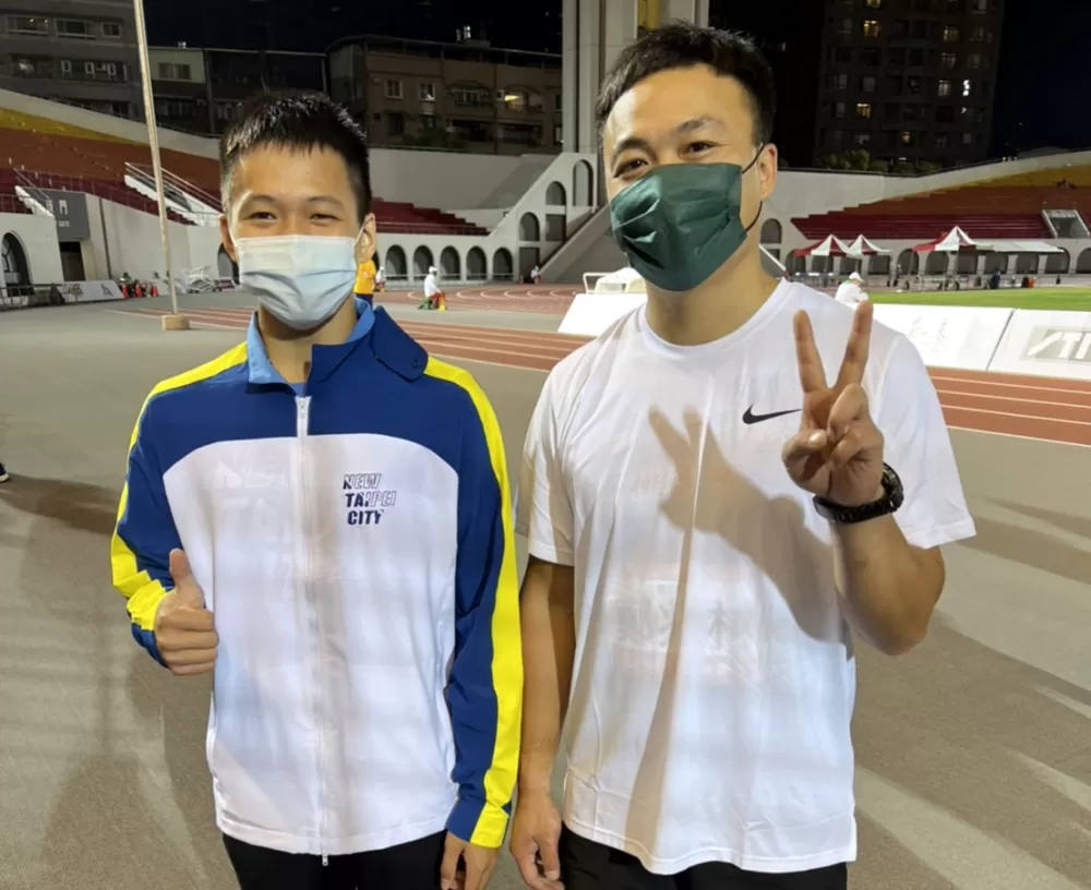 史上首位闖進全運標槍決賽的國中生黃潮鴻(左),開心和偶像鄭兆村合影。黃婉婷/提供。。