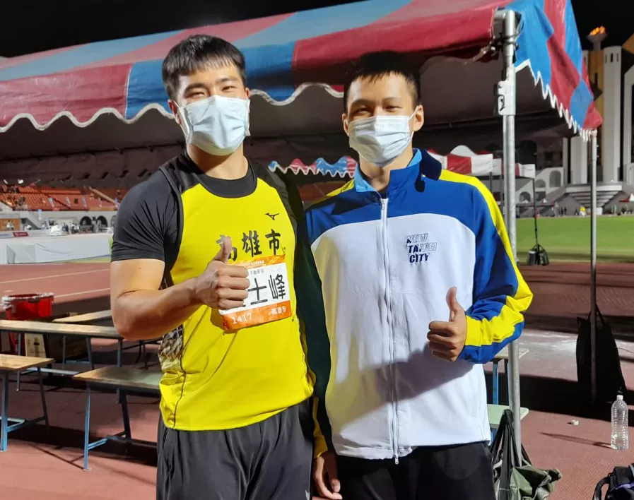 史上首位闖進全運標槍決賽的國中生黃潮鴻(右),開心和偶像黃士峰合影。許瑞瑜/攝影。