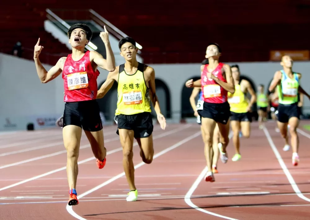 金門縣陳彥維在1500公尺連莊。林嘉欣/攝影。