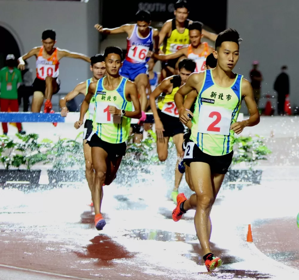 曾廷瑋(前)在男子3000公尺障礙連莊。林嘉欣/攝影。