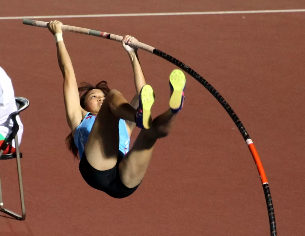 女子撐竿跳高沈怡如連莊。林嘉欣/攝影。