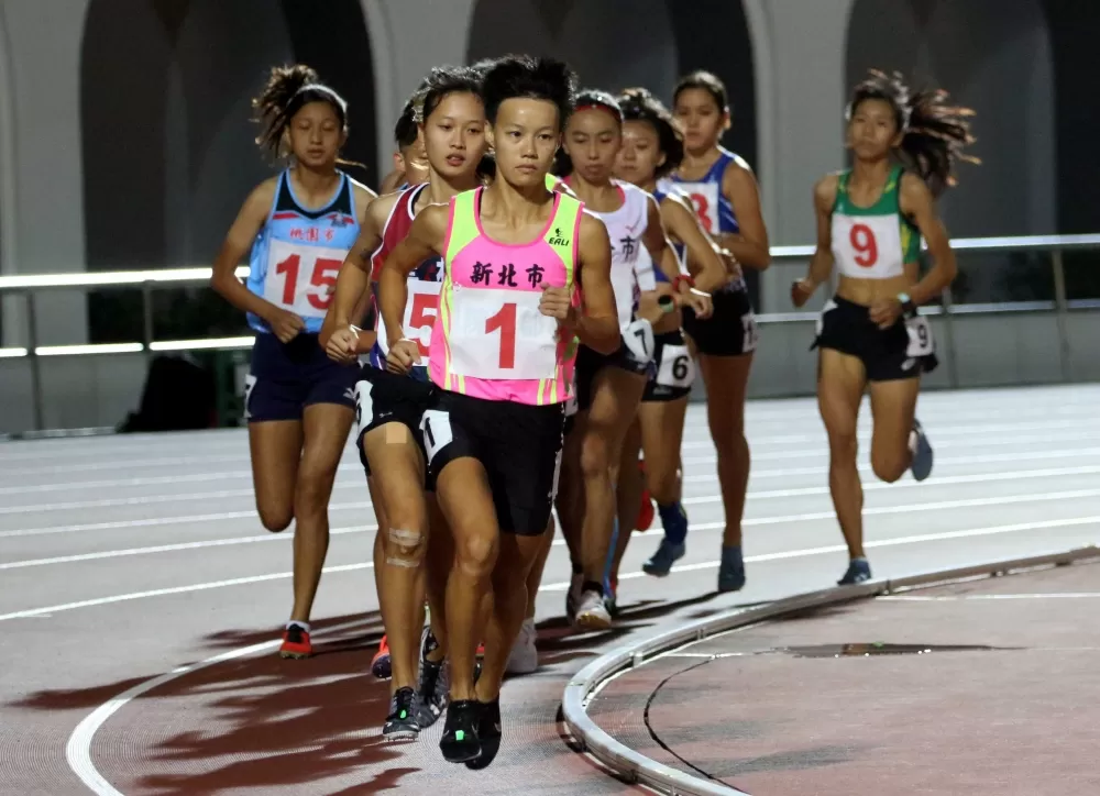 陳昭郡(前)在全運女子300公尺障礙三連霸。林嘉欣/攝影。