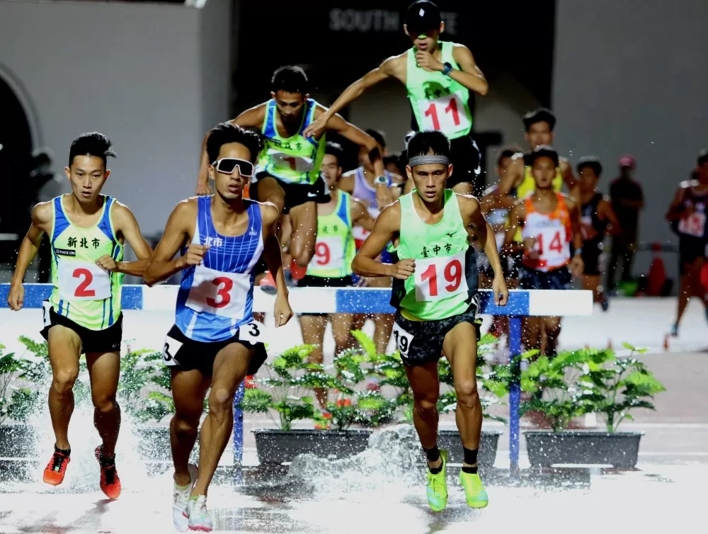曾廷瑋(左)在男子3000公尺障礙連莊。林嘉欣/攝影。