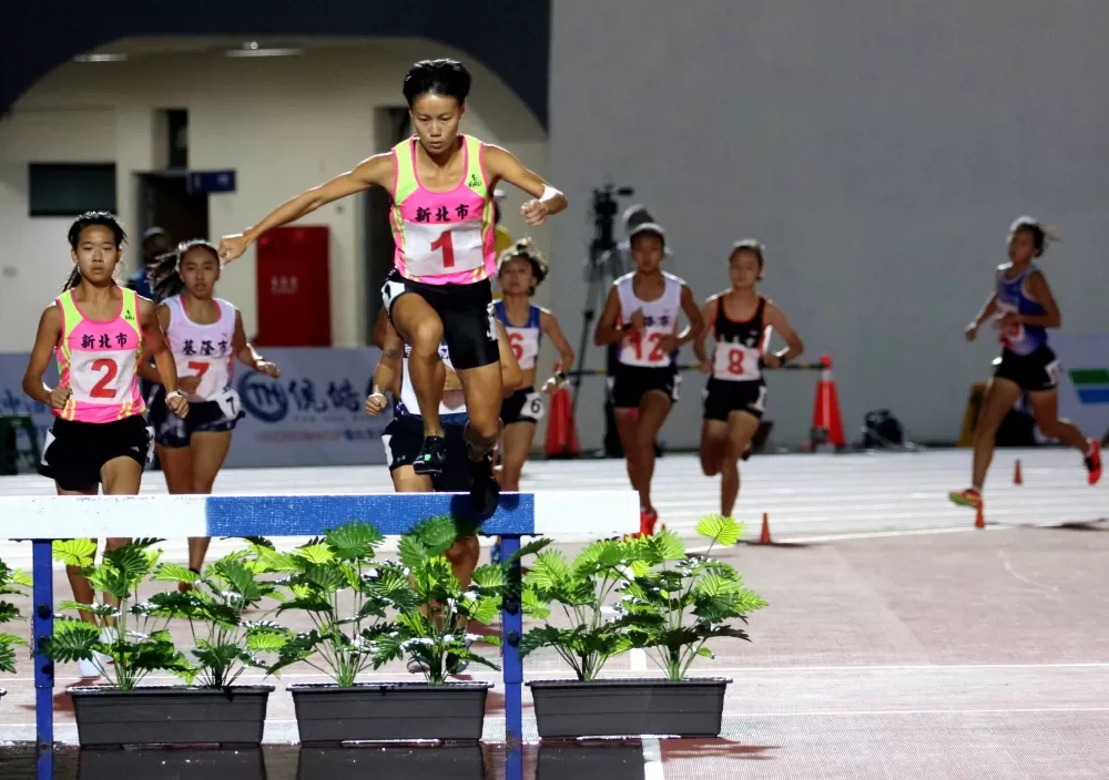陳昭郡（前）在全運女子300公尺障礙三連霸。林嘉欣／攝影。