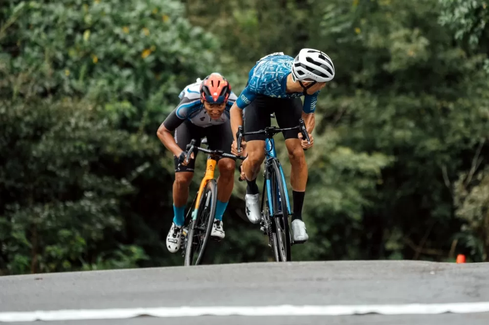 馮俊凱(左)最後衝刺時沒把握好，與全運七連霸擦身而過，讓杜志濠（前）拿下第四金。美利達自行車提供。