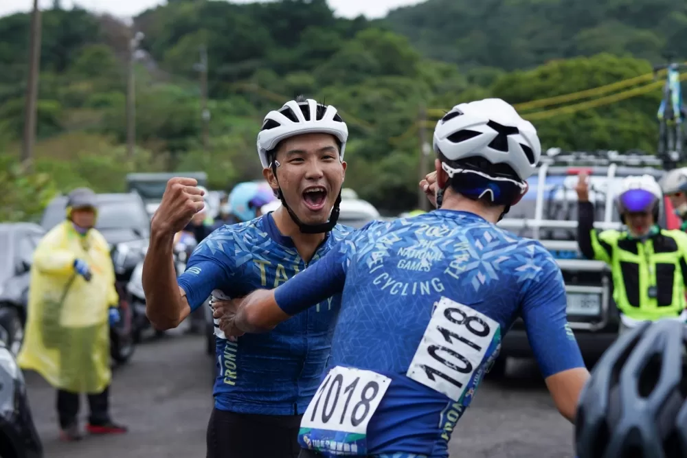 杜志濠（左）奪第四金後超開心。陳奕澤／攝影。