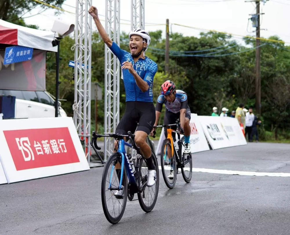  臺北市杜志濠衝過終點線後揮拳慶祝勝利。陳奕澤／攝影。