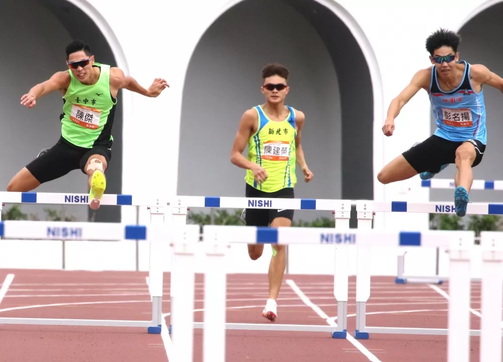 彭名揚（右）飆49.72達標亞運，尋求七連霸的陳傑（左）奪銀。林嘉欣／攝影。